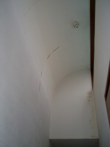 施工前の壁から天井までアーチ型の廊下の天井です。