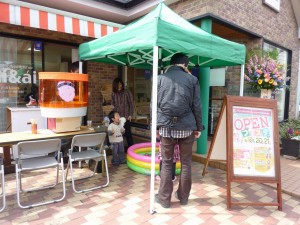 ”ようよう”と綿あめ　焼きそばも結構人気でした。