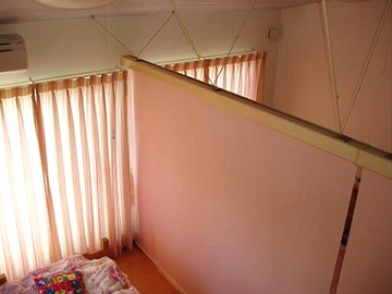 女の子の二人部屋 勾配のついた天井 明かり 空気を通す間仕切り アイ アイのサービス 佐賀県鳥栖市のリフォームショップ