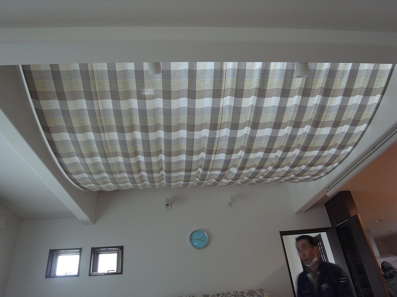 3.7m四角のリビング吹き抜けに、タープの様なカーテンで暖かく。
