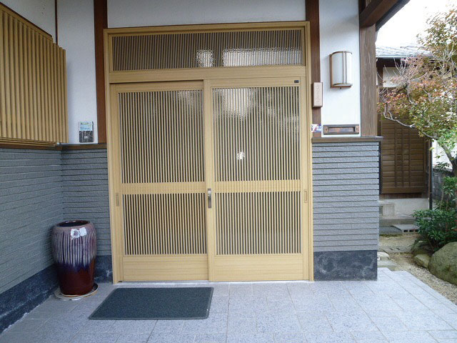 木造、素敵な”和”のお宅、断熱の為、玄関と窓に二重サッシ取付。