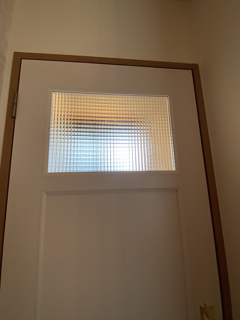寝室の扉を交換、チェッカーガラスとガラスのドアノブでエレガンスに。