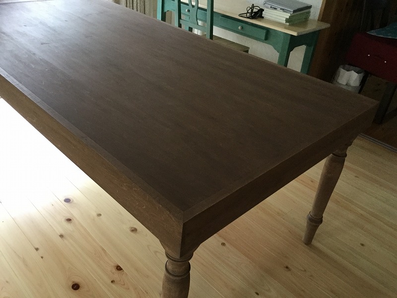 フローリング材とろくろ脚で作った趣味の為の造作テーブル