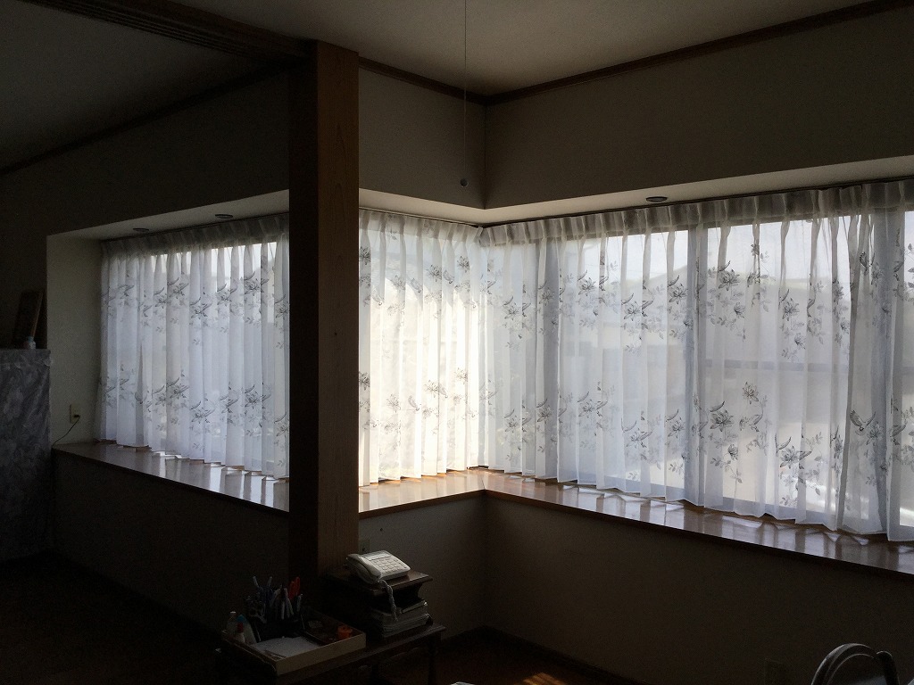 カーテンが変わるだけで、窓辺の印象がこんなに違うなんて！