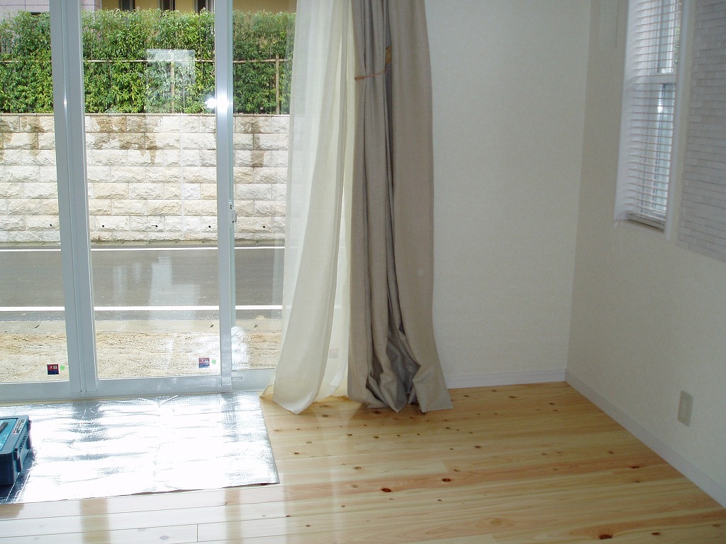 麻生地のカーテン、お洗濯で縮むのを見越して仕上げ。木製ブラインドで温かみのあるリビングに。