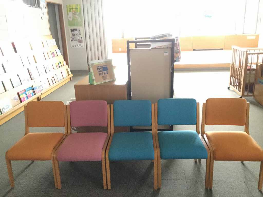 鳥栖市立図書館の椅子座面張替！子供コーナーは、サンゲツ、カラーキャンパスで色を変えてポップに。