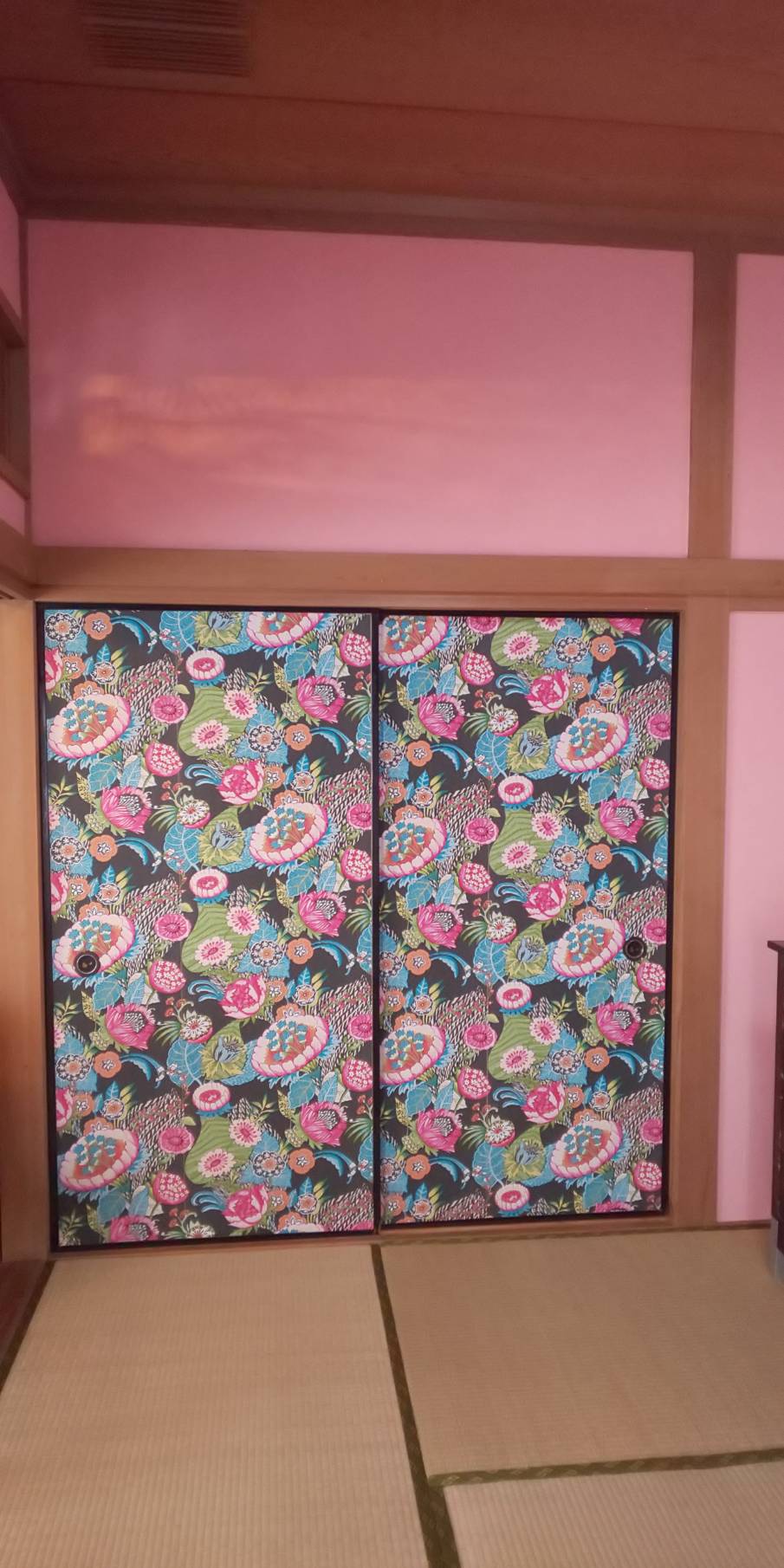 和室の壁をピンクに塗って、襖にRasch2019をDIYで！チェストにも！
