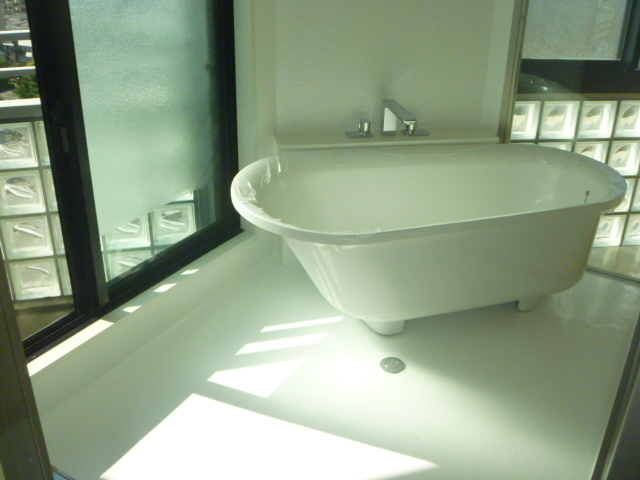 マンション高層階のリノベーション。映画に出てくるようなガラス貼りの浴室。