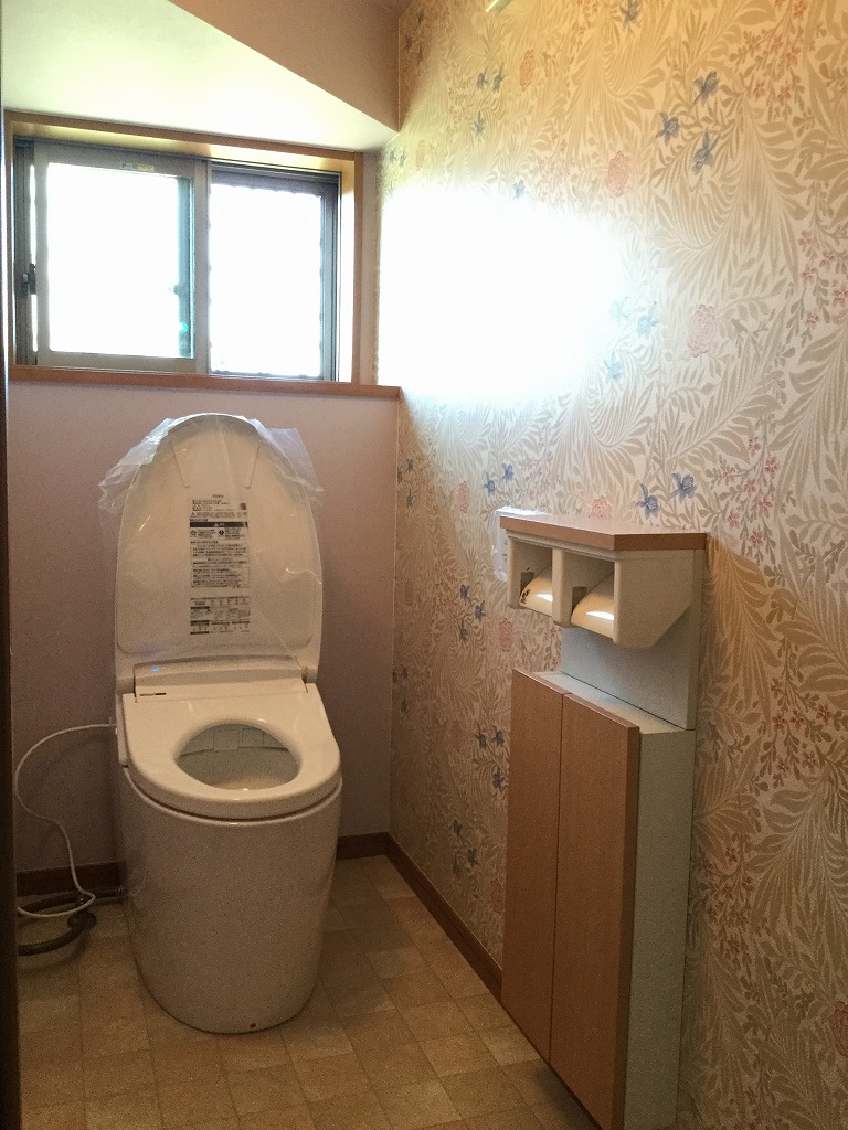 階段下のトイレにMorisの壁紙、ロマンチックなパープルで優しい雰囲気に！