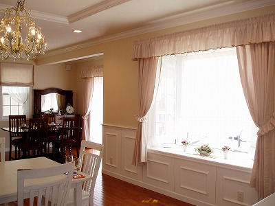 ロマンチックな白家具とピンクのカーテンバランス、エレガンスです！